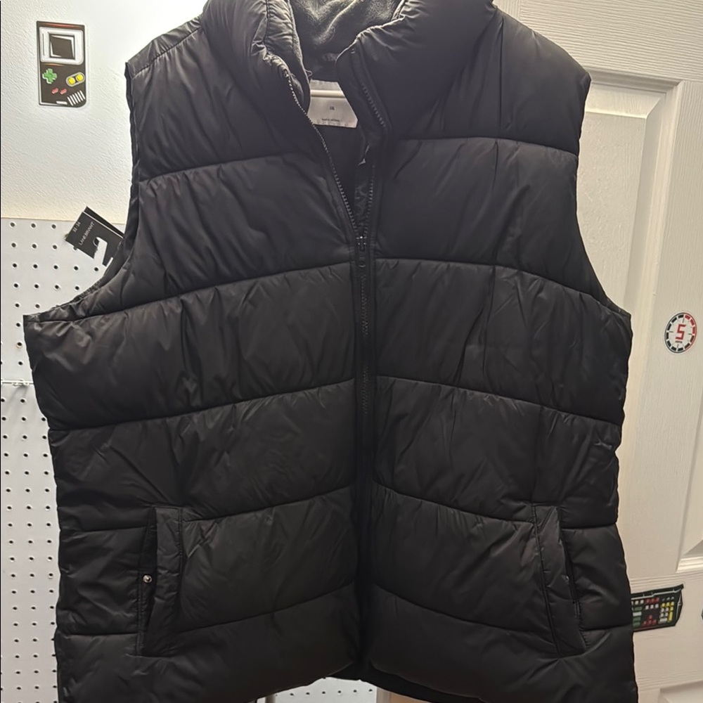 Old Navy Women's Black Puffer Vest